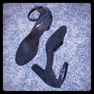 Aerosoles heels with scallop edge and ankle strap